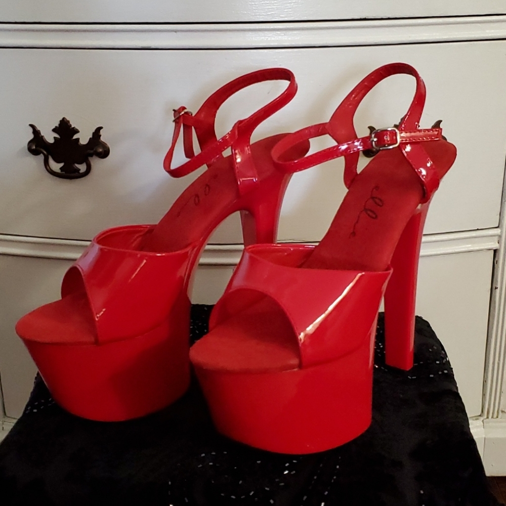 Ellie size 11 red shiny performer shoes